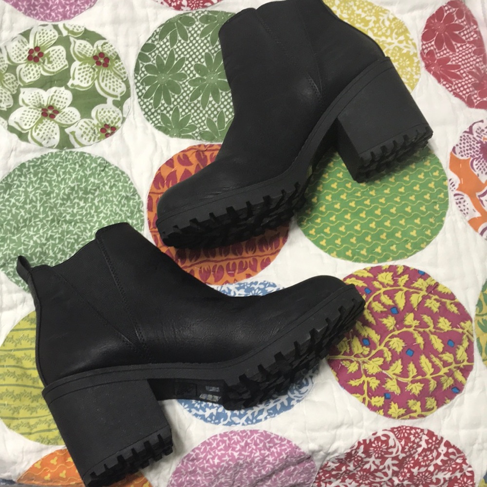 WORN TWICE BLACK CHUNKY BOOTIES